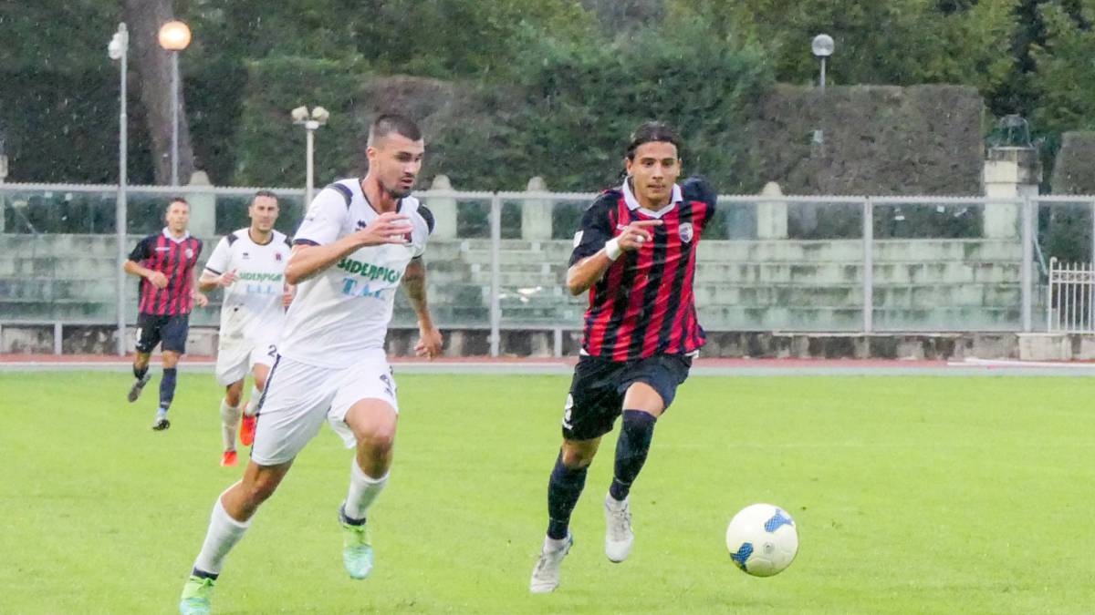 Calcio serie C, 8 minuti di fuoco e l'Imolese fa il colpo grosso ad Olbia