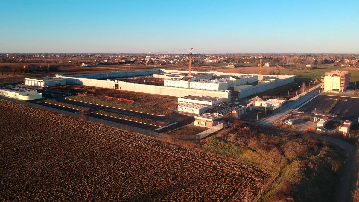 Il cantiere del nuovo carcere fermo dopo i vari ricorsi (foto Blaco)