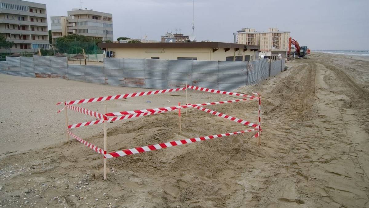 Lido Adriano, lo strano caso della spiaggia dove spuntano ordigni