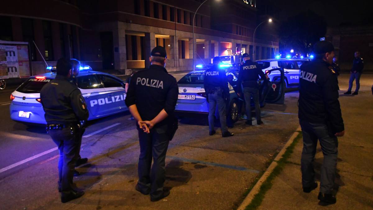Furti, lame e molestie: la lunga notte della Polizia a Forlì