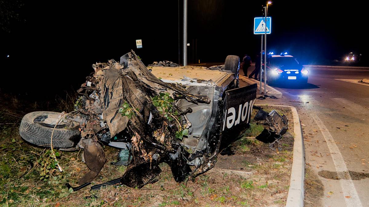 Ravenna, auto tira dritto alla rotonda e si ribalta a Godo: 28enne soccorso dall’elimedica