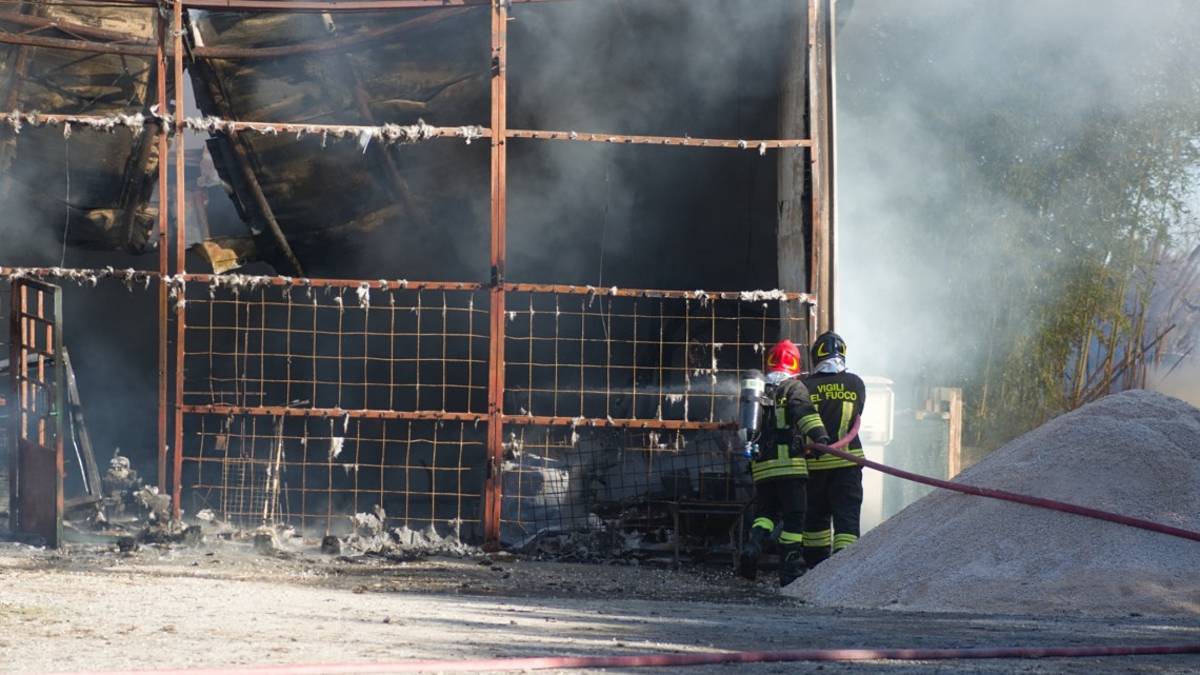 Ravenna, a fuoco capannone con camper e bombole in un agriturismo a Classe
