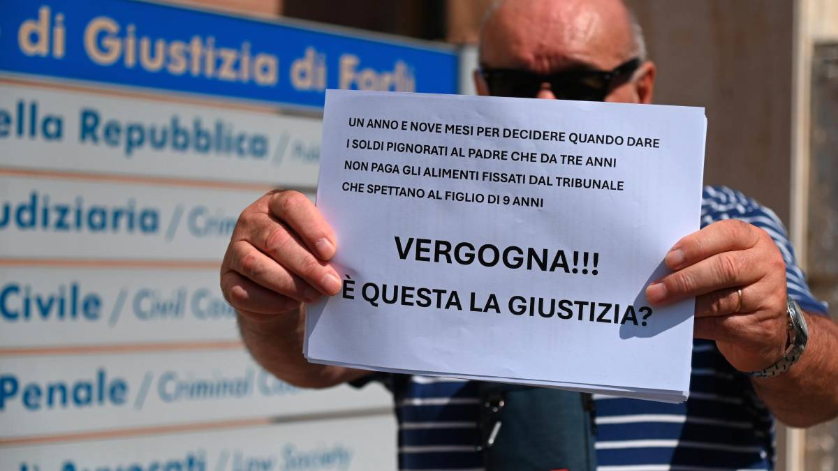 Il volantino distribuito ieri mattina davanti al Tribunale di Forlì (foto Fabio Blaco)