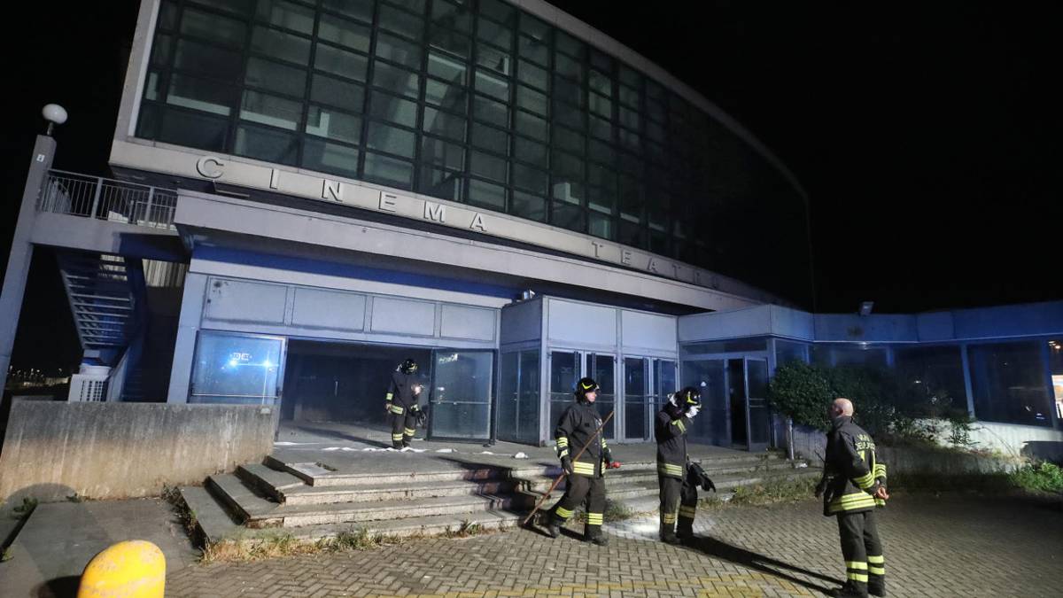 Ravenna, fiamme al cinema Astoria nella notte