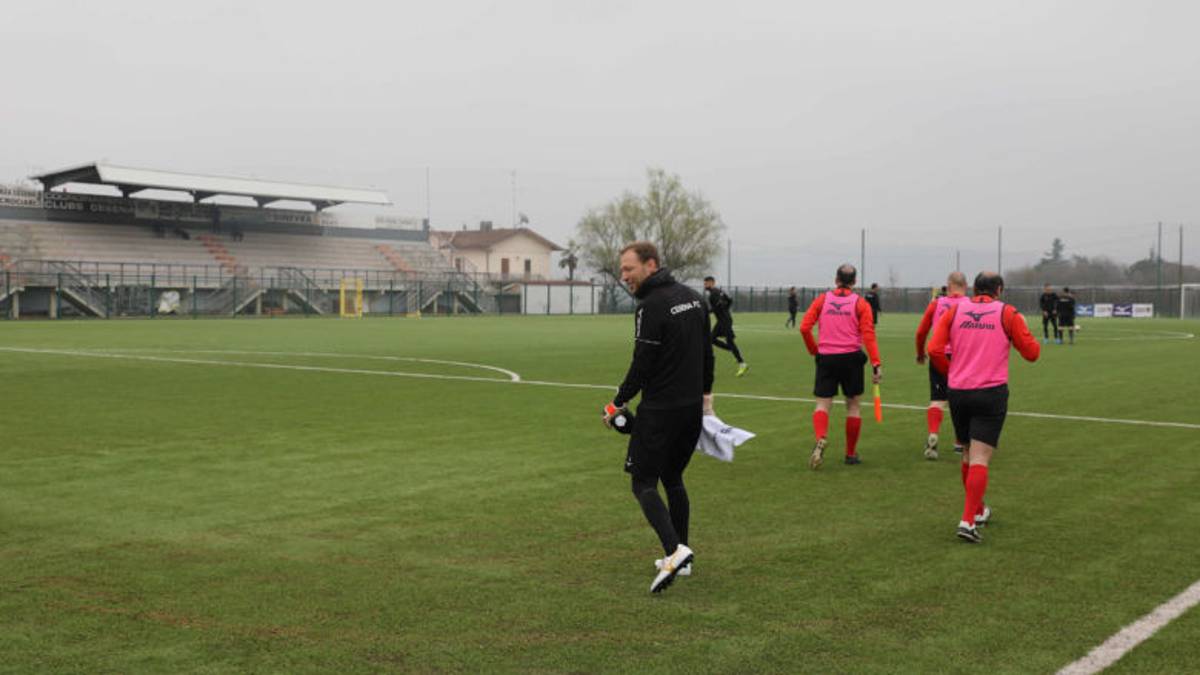 Calcio, i calciatori professionisti ora si allenano per strada o nei parchi