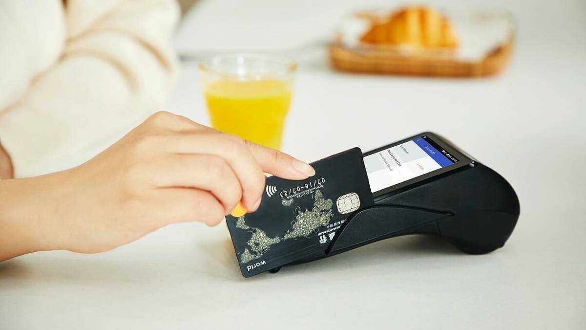 Milano Marittima, fa shopping di lusso per 3mila euro con la carta di credito rubata
