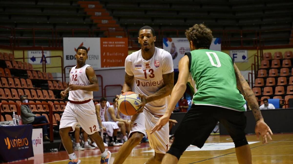 Basket, casi sospetti: annullato il test Unieuro-Rekico