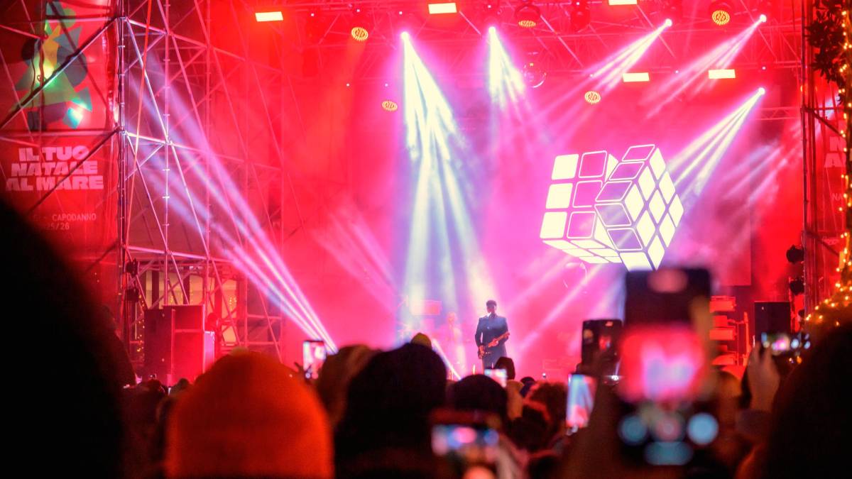 Riccione. Bagno di folla in piazzale Ceccarini per il concerto dei The Kolors