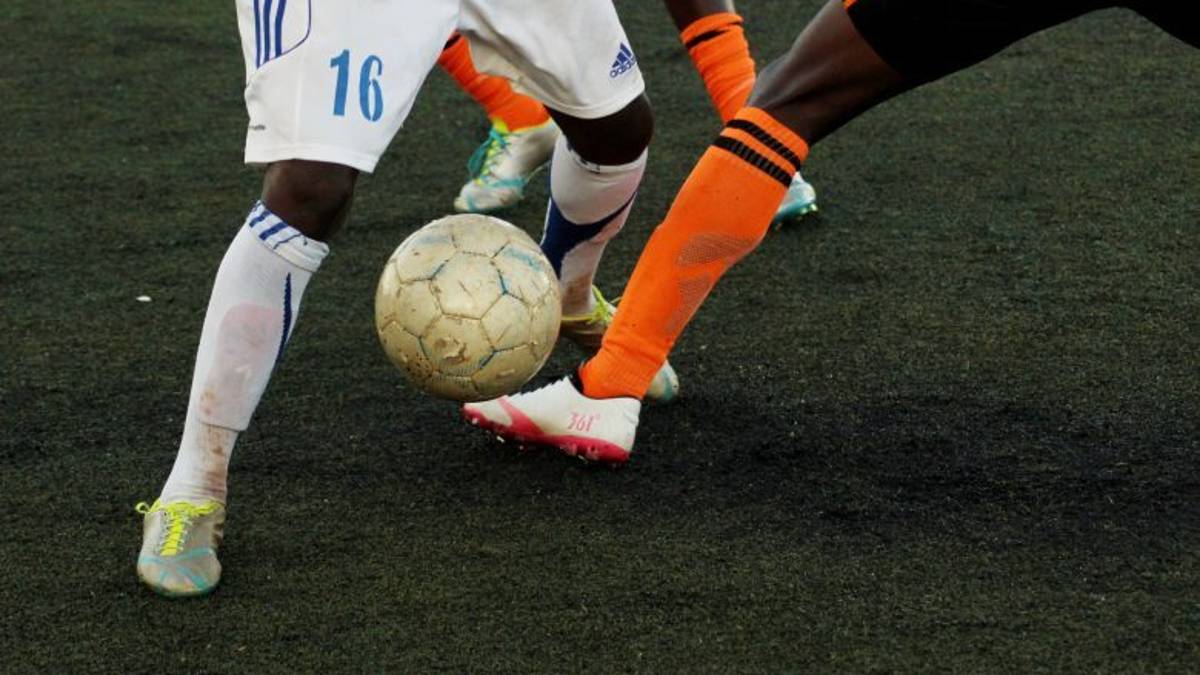 Tackle duro al torneo di calcio a Ravenna, la partita si gioca in tribunale