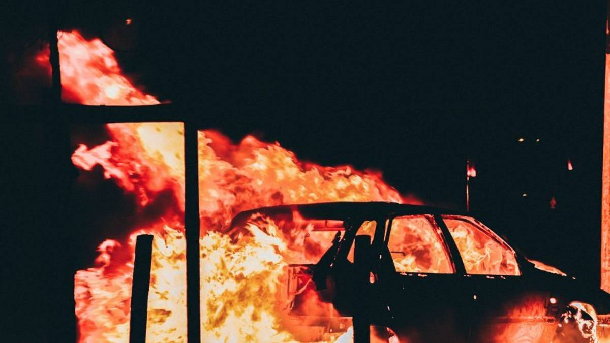 Morciano, pirata della strada brucia l'auto e ne denuncia il furto