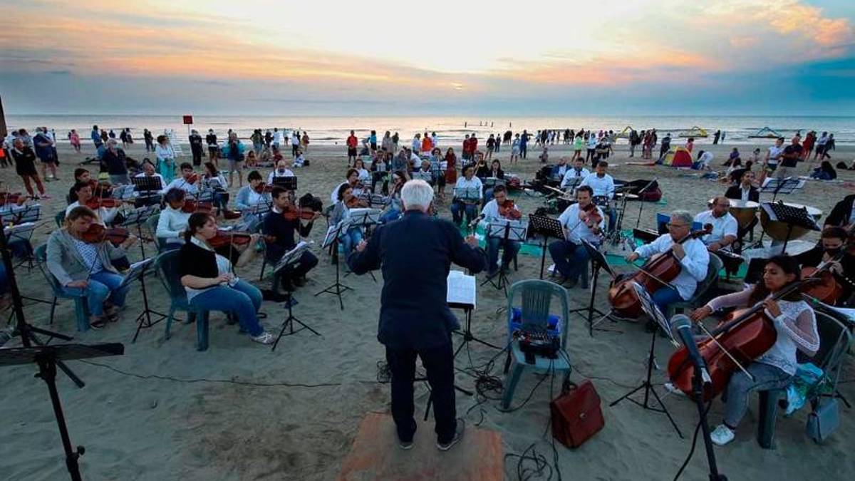 Il concerto all’alba sulla spiaggia di Cervia
