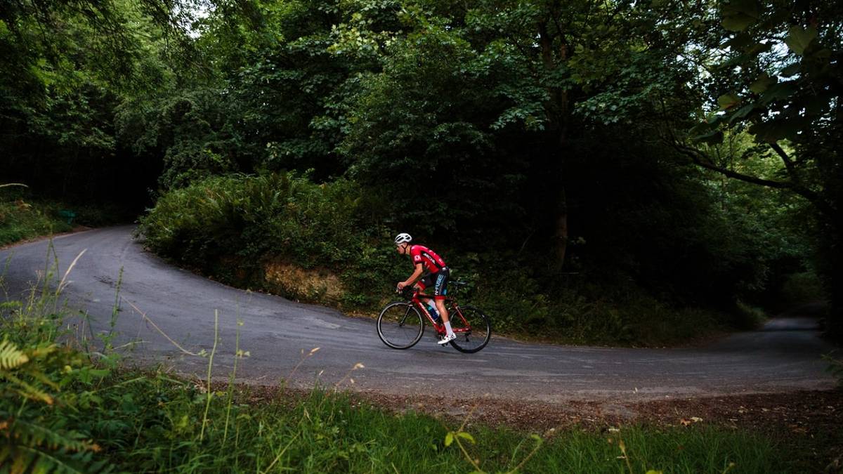 Ciclismo, l'aria sarà pure frizzante, ma ci si scalda in salita verso il Valico della Collina