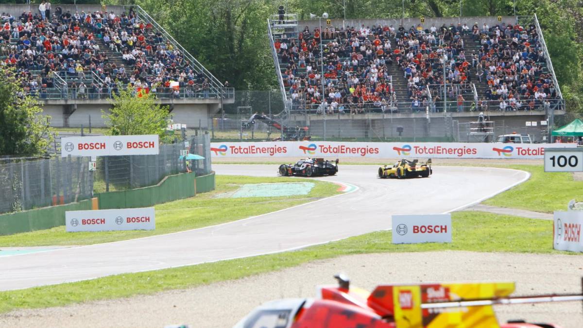 Imola, per il sabato del Wec invasione di tifosi, pole position Ferrari e tutti a naso in su per il dirigibile GALLERY
