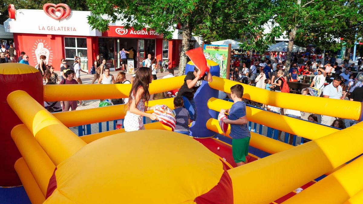 A Mirabilandia torna la lotta dei cuscini per il pigiama party record