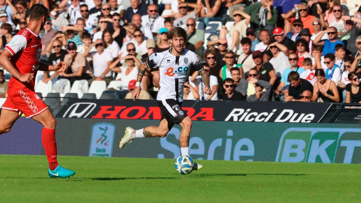 Mirko Antonucci mentre dà il via al gol di Elayis Tavsan (Zanotti)