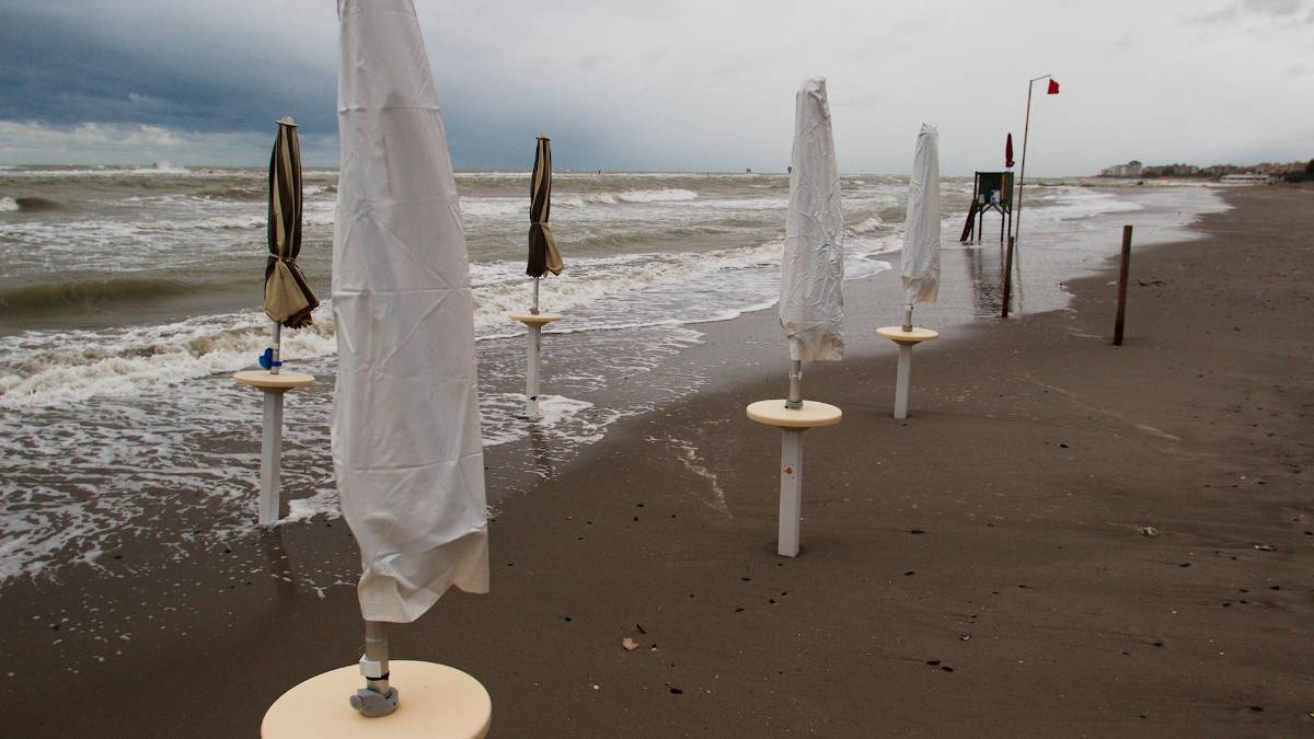 A sinistra il geologo Paride Antolini, a destra una mareggiata sulla costa