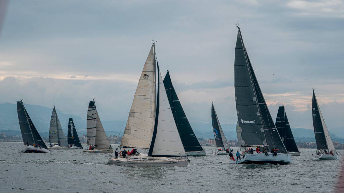 Le fasi della partenza di una delle due prove della Sardina Cup di vela disputate ieri al largo di Rimini