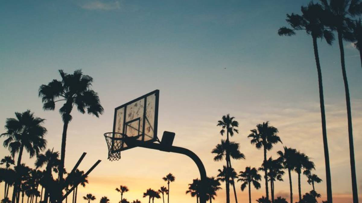 Coronavirus Ravenna, giocano a basket al parco. Due denunciati