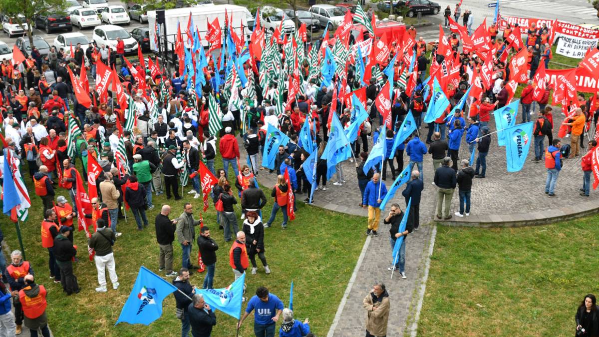 Forlì, sciopero del comparto del legno: una grande partecipazione