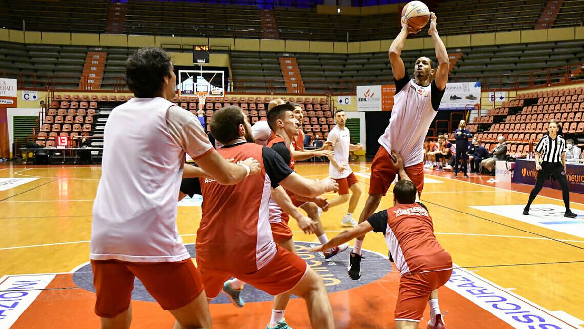 Basket A2, l'OraSì batte in volata l'Unieuro in amichevole