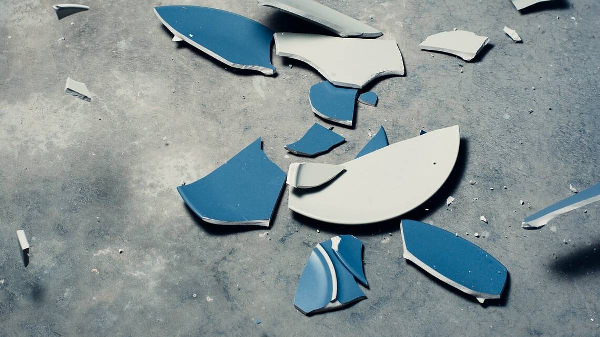 Rimini, rompe piatti e bicchieri al ristorante e poi manda in frantumi il parabrezza della Volante