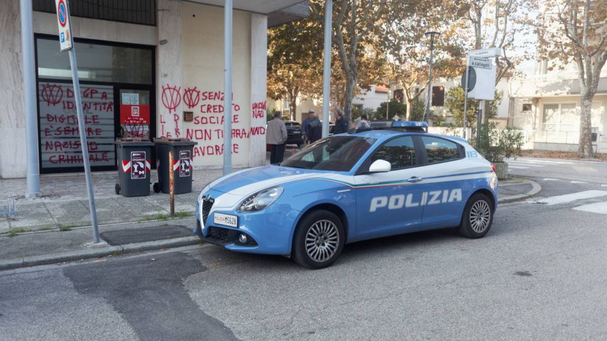 Blitz dei no vax, imbrattate le sedi dei sindacati a Marina e a Ravenna e dell'Ordine degli infermieri
