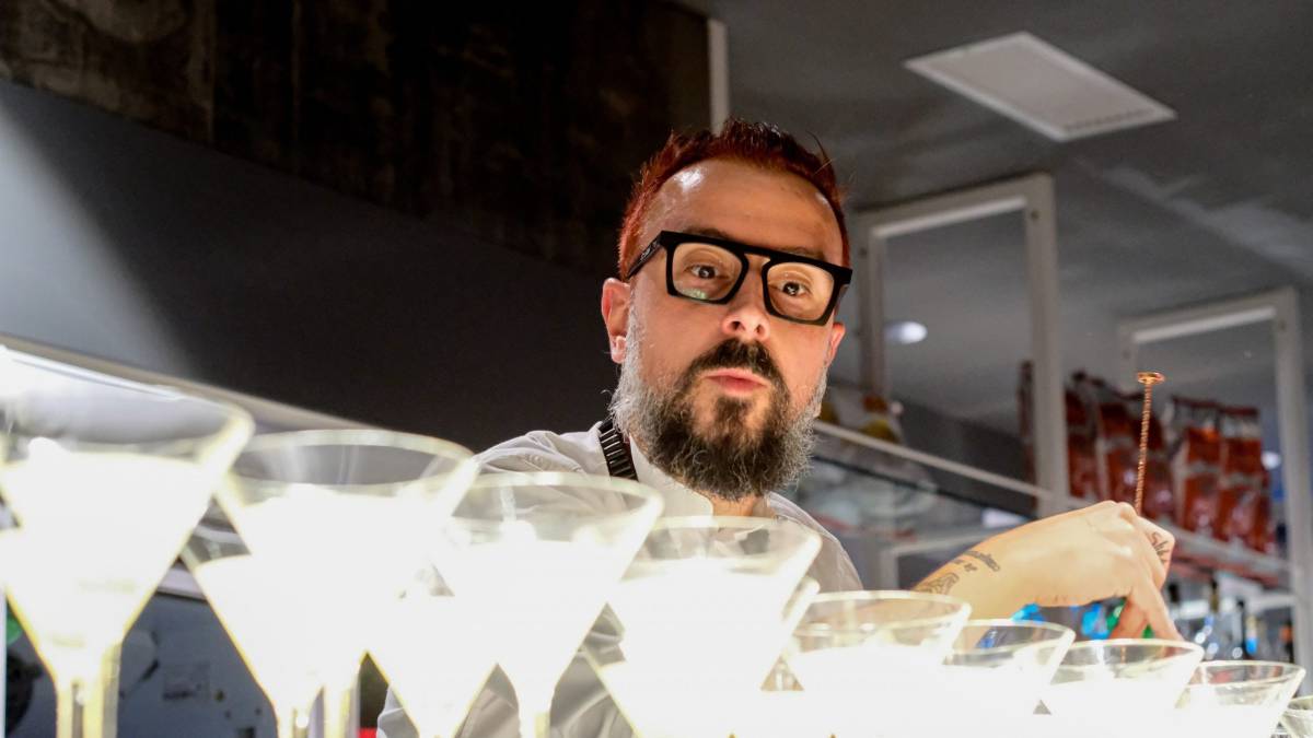 Oscar Q, il bartender pianista che smonta le mode arriva a Riccione