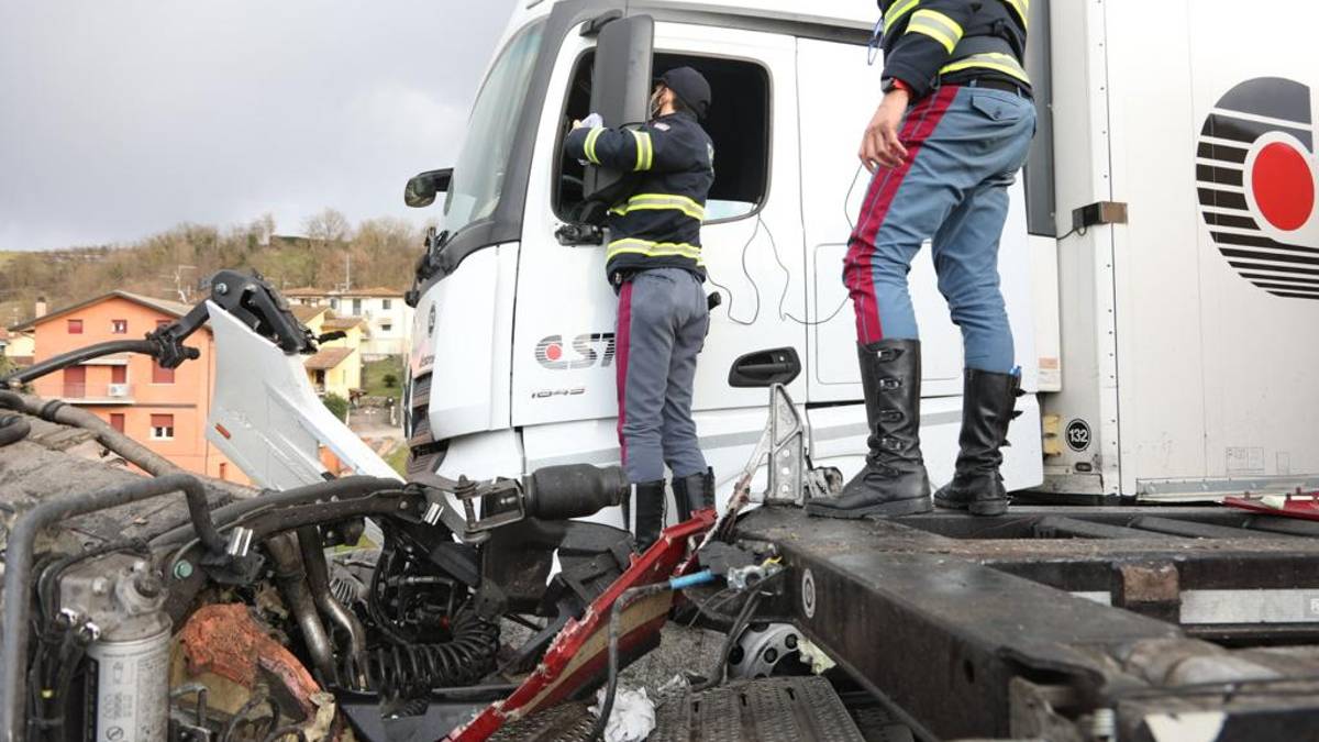 Impatto tra camion: E45 riaperta dopo 6 ore - FOTOGALLERY