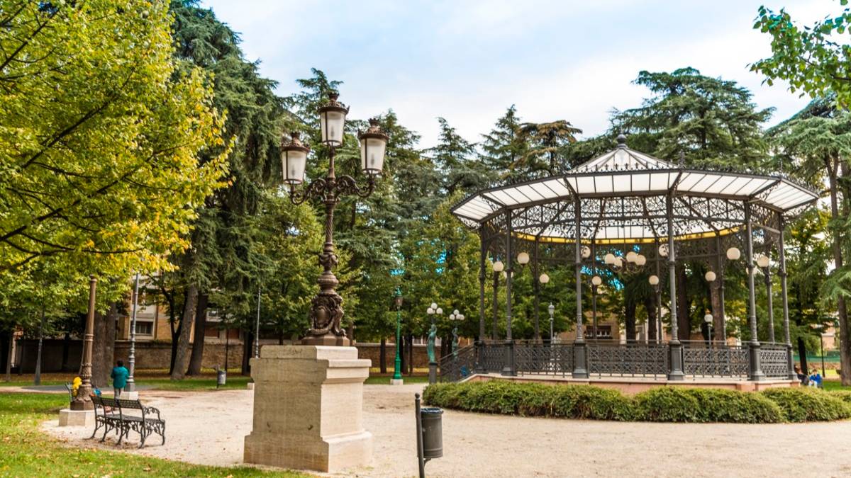 Cesena, i lampioni storici restano al Giardino Pubblico fino al 2033