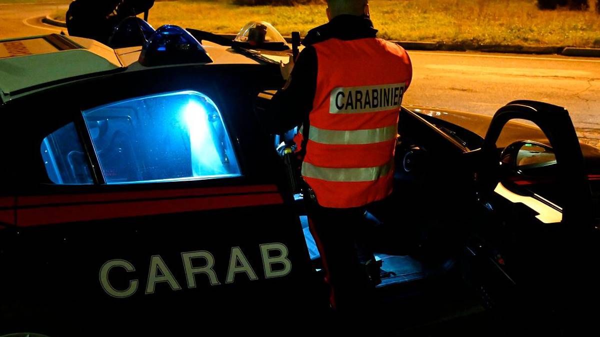 Cesena, molesta i clienti del bar e ferisce alla testa un Carabiniere: arrestato 26enne