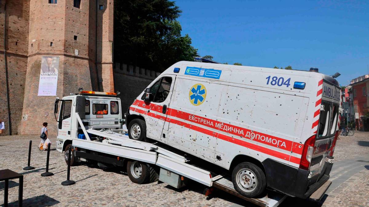 Il mezzo devastato scaricato in piazza