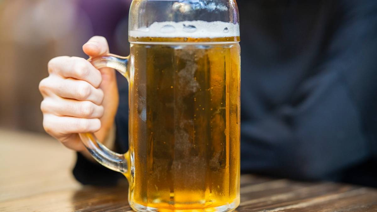 Lugo, ubriaco distrugge la vetrata del bar: per due anni non potrà più entrarci