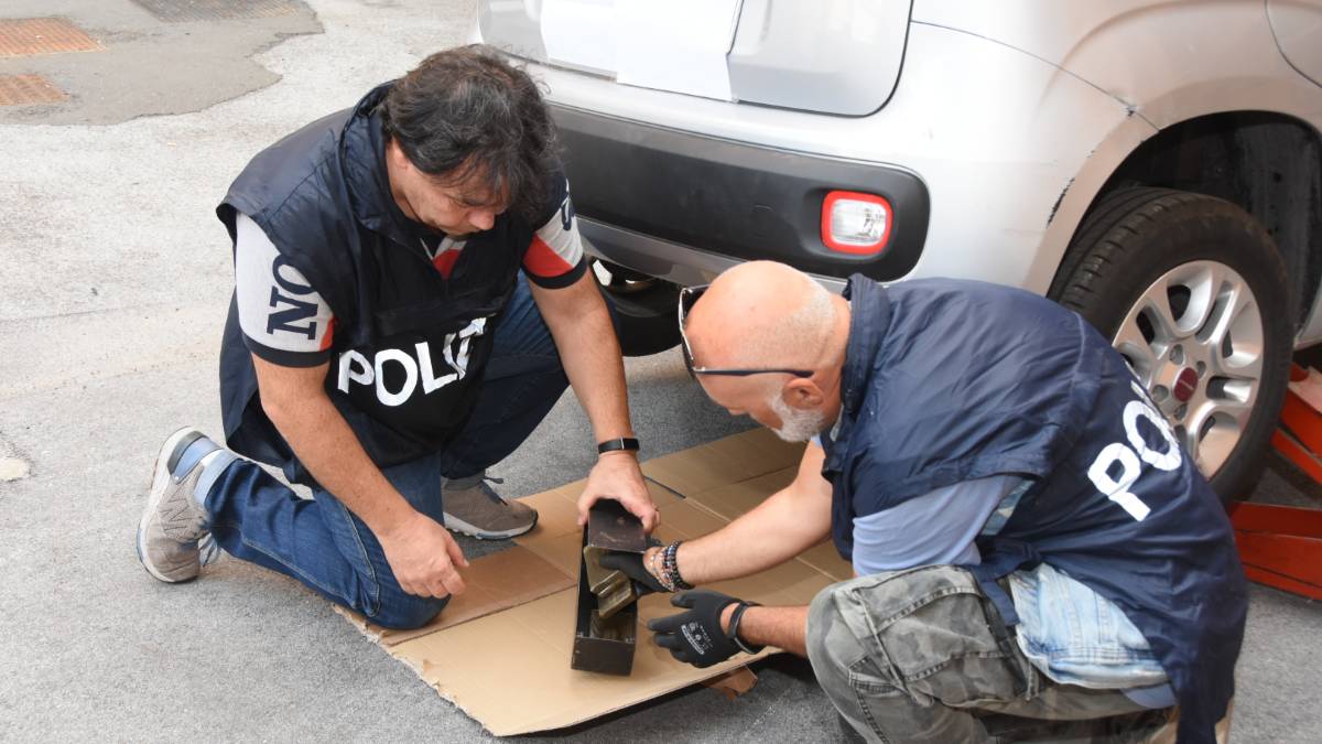 Forlì, nell'auto modificata spunta la droga. Tre in manette