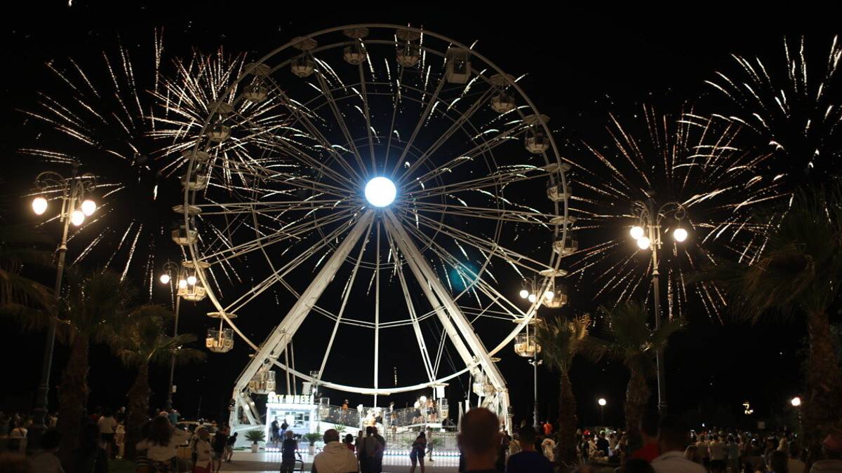 Cesenatico, lo spettacolo dei fuochi d'artificio per la festa di Garibaldi