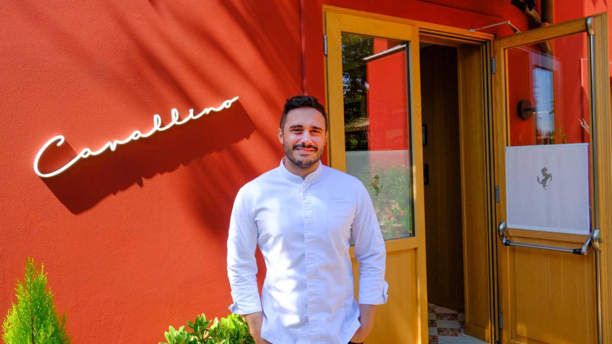 Chef Riccardo Forapani che libera la cucina del territorio