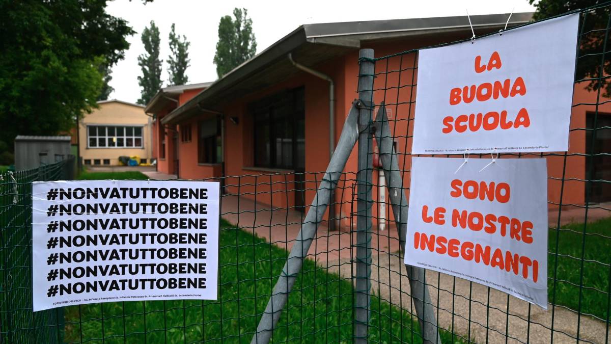 Striscioni di protesta messi dai genitori (foto Blaco)
