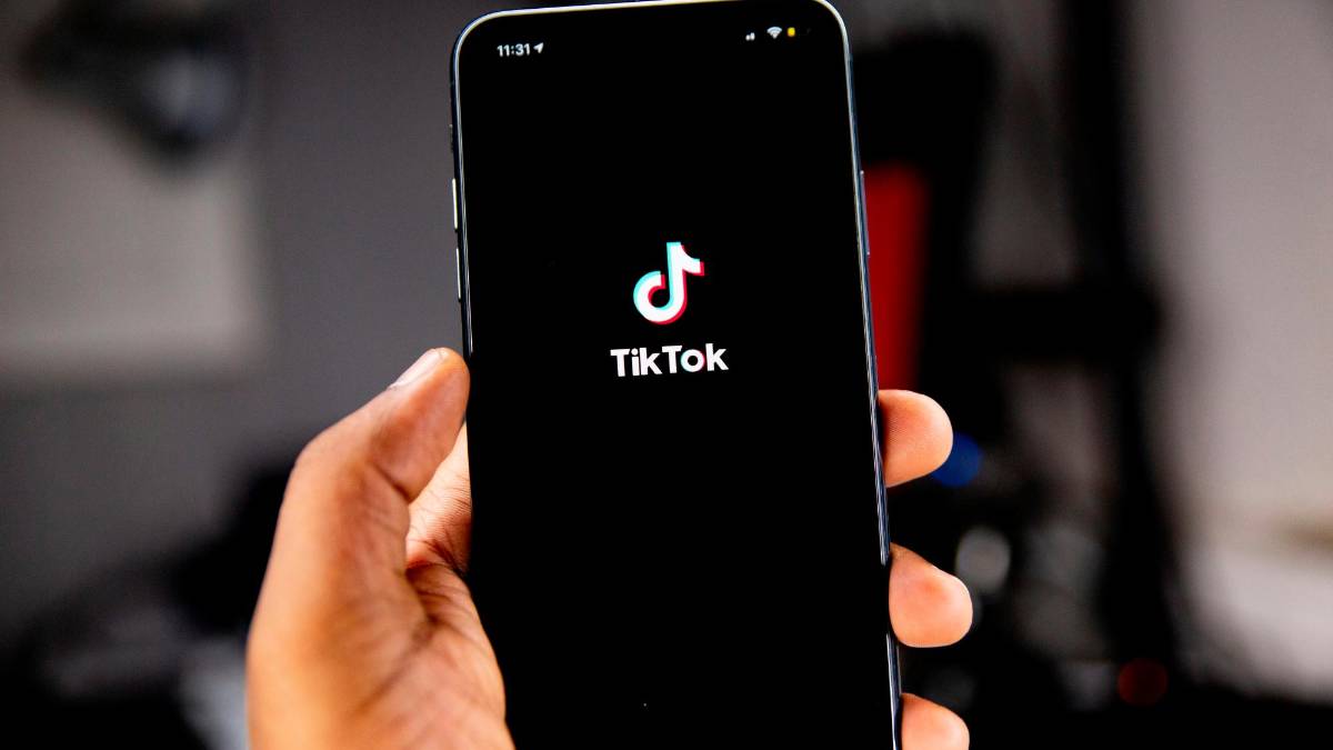 Forlì, mentre è agli arresti domiciliari filma e prende in giro su TikTok le forze dell’ordine che lo controllano: dirottato in carcere