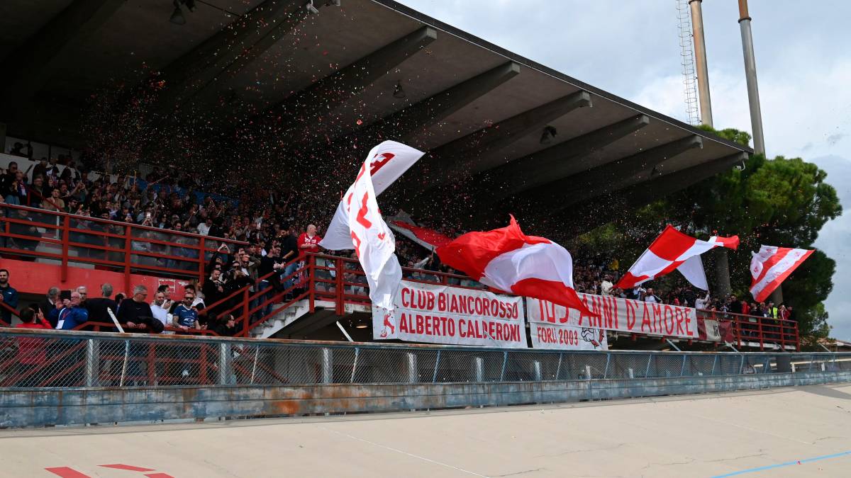 I tifosi biancorossi sulle tribune del Morgagni foto fabio blaco