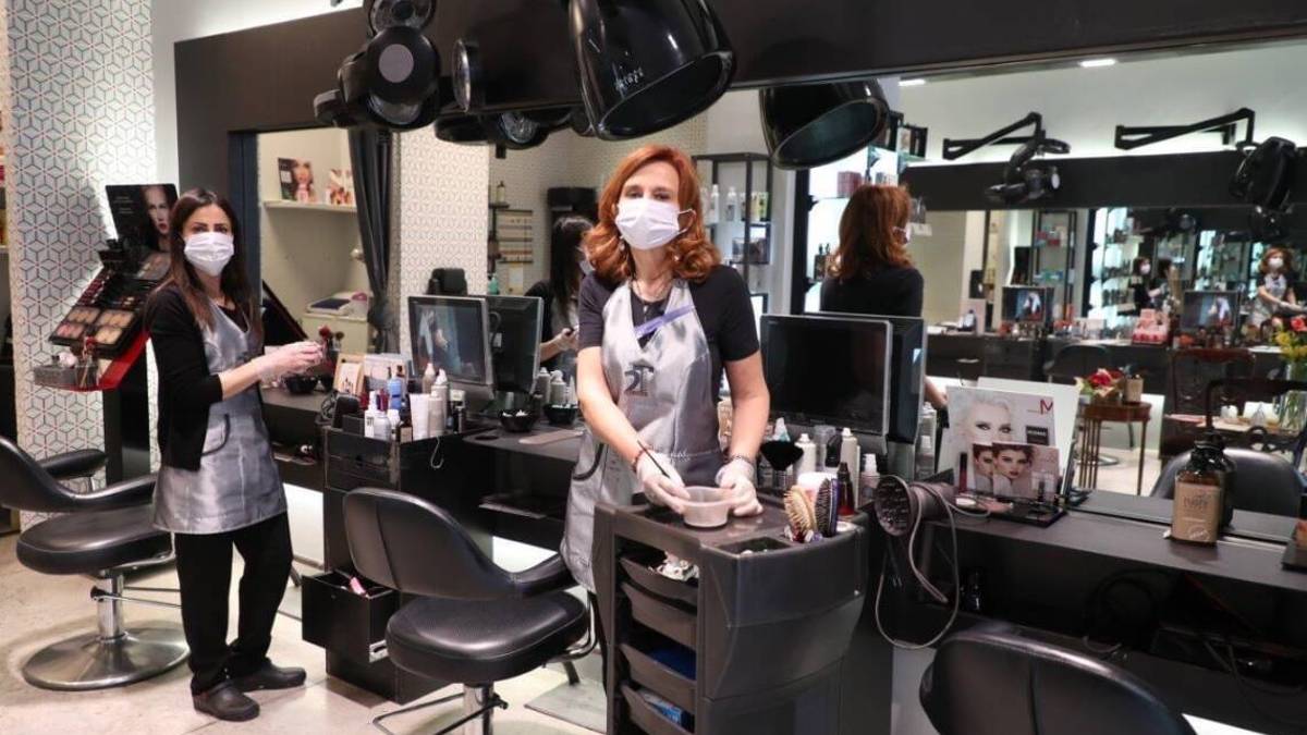 Parrucchieri di Imola: «Noi chiusi mentre gli abusivi imperversano»