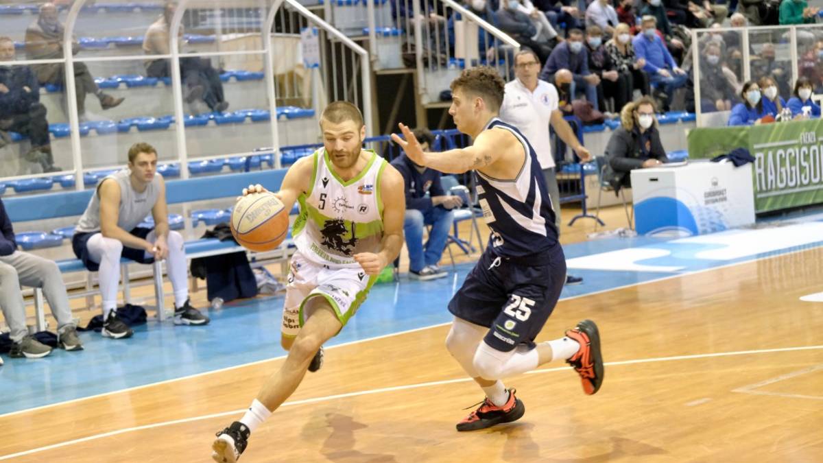 Basket B, casi Covid a Civitanova: rinviata la sfida con i Raggisolaris