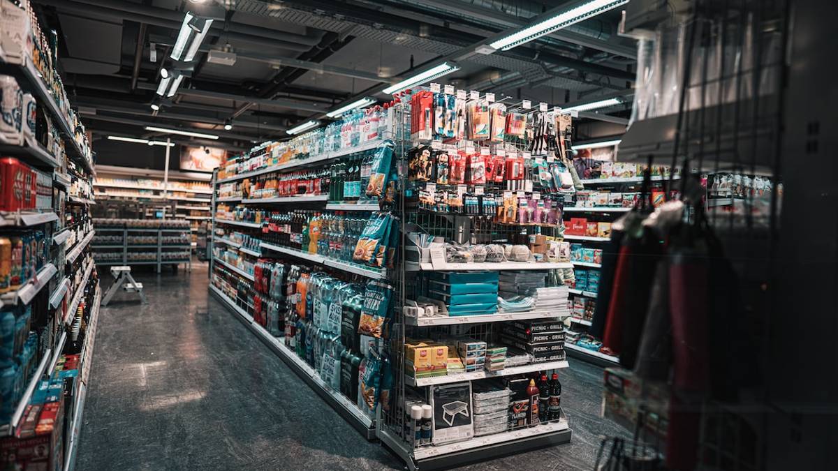 Forlì, scoperti i ladri seriali dei supermercati: il bagagliaio dell'auto pieno di prodotti rubati