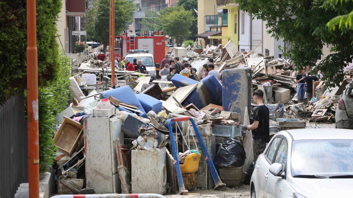Cesena, proseguono le operazioni di pulizia e sgombero nelle vie più colpite