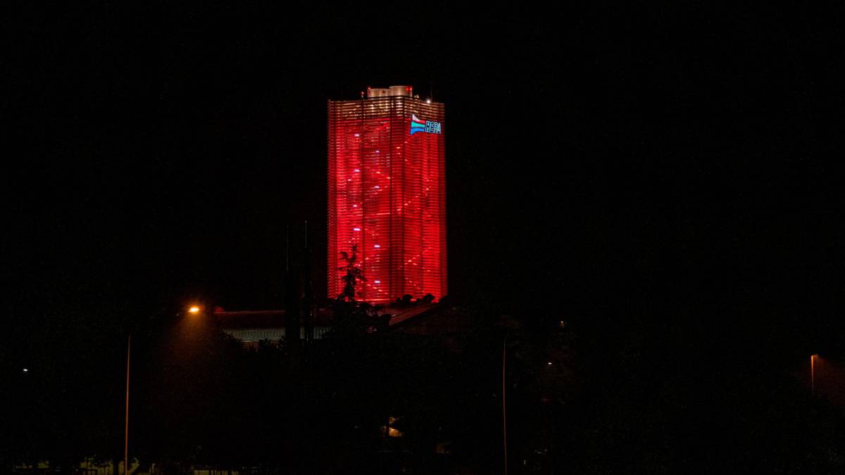 Hera, la Centrale di cogenerazione di Imola illuminata di rosso contro la violenza sulle donne