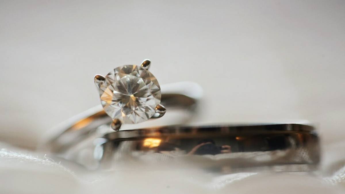 Anello solitario: cosa sapere sulla montatura