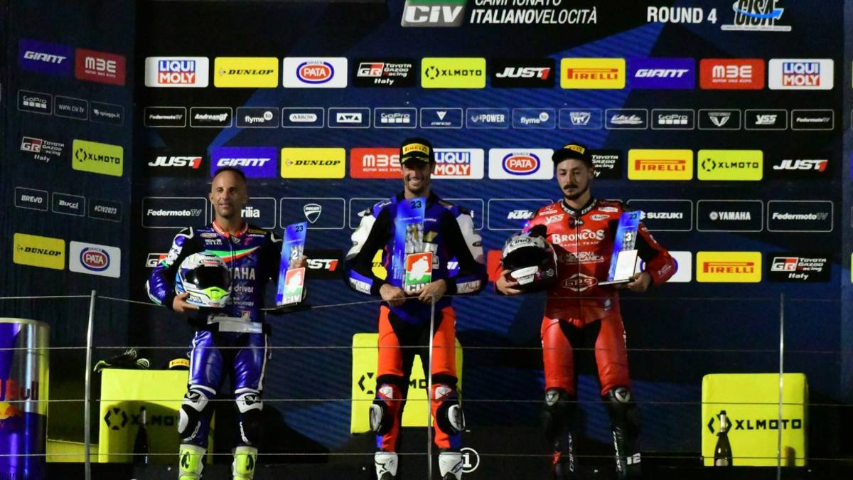 Motociclismo, Che spettacolo la notturna del Civ a Misano: in Superbike vince Pirro