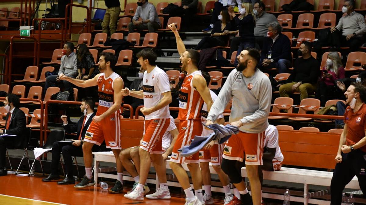 Basket A2, il derby è di Forlì (83-77) - Gallery