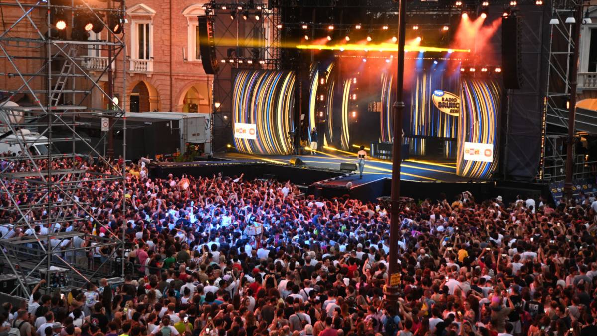 Forlì. Piazza gremita per il concerto di Radio Bruno a favore degli alluvionati - Gallery