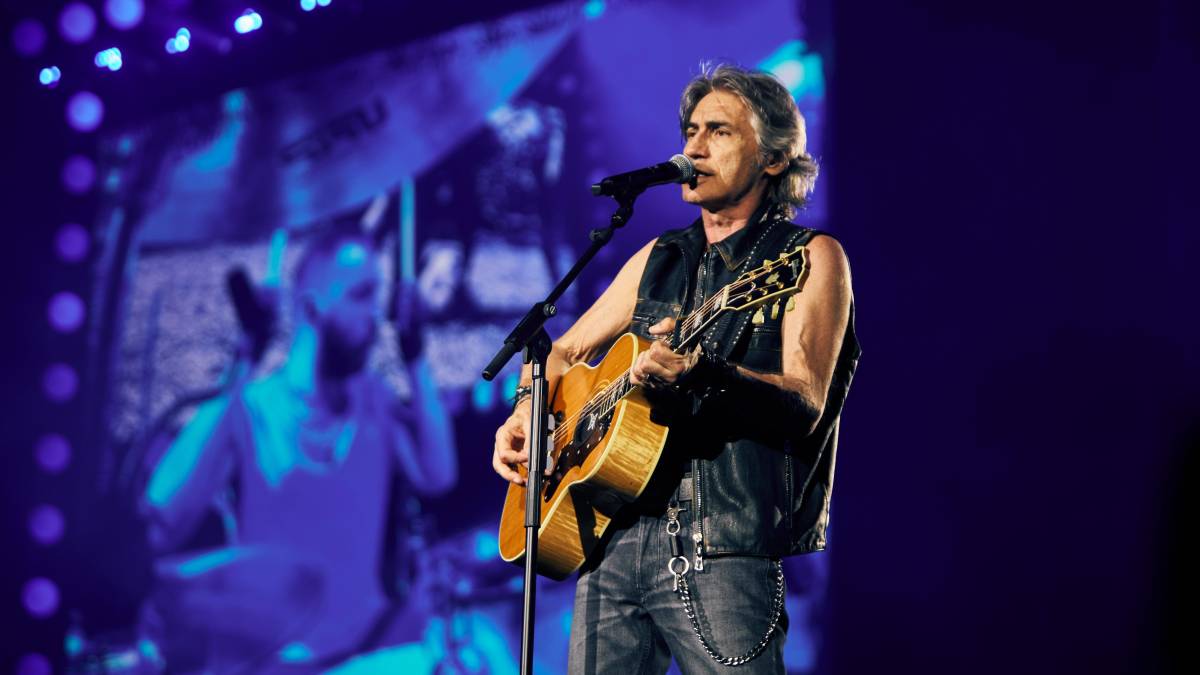Ligabue all’Unipol Arena di Bologna: trent’anni di “Certe notti” e un abbraccio a Guccini nella sua città
