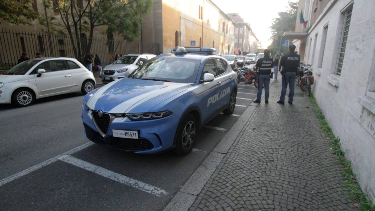 Il presidio della polizia davanti all’istituto Ginanni di Ravenna