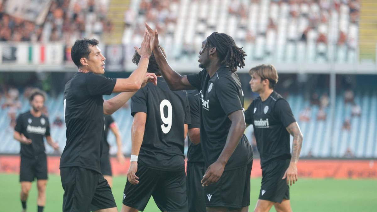 Dimitri Bisoli festeggia Xavello Druiventak dopo il gol dell’1-0 (Zanotti)